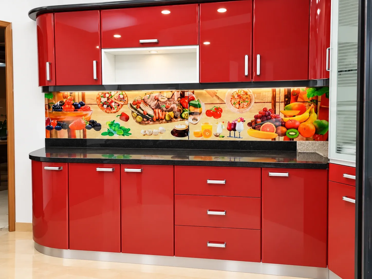 Vista lateral de cocina roja con cajones, tiradores metálicos y encimera oscura.